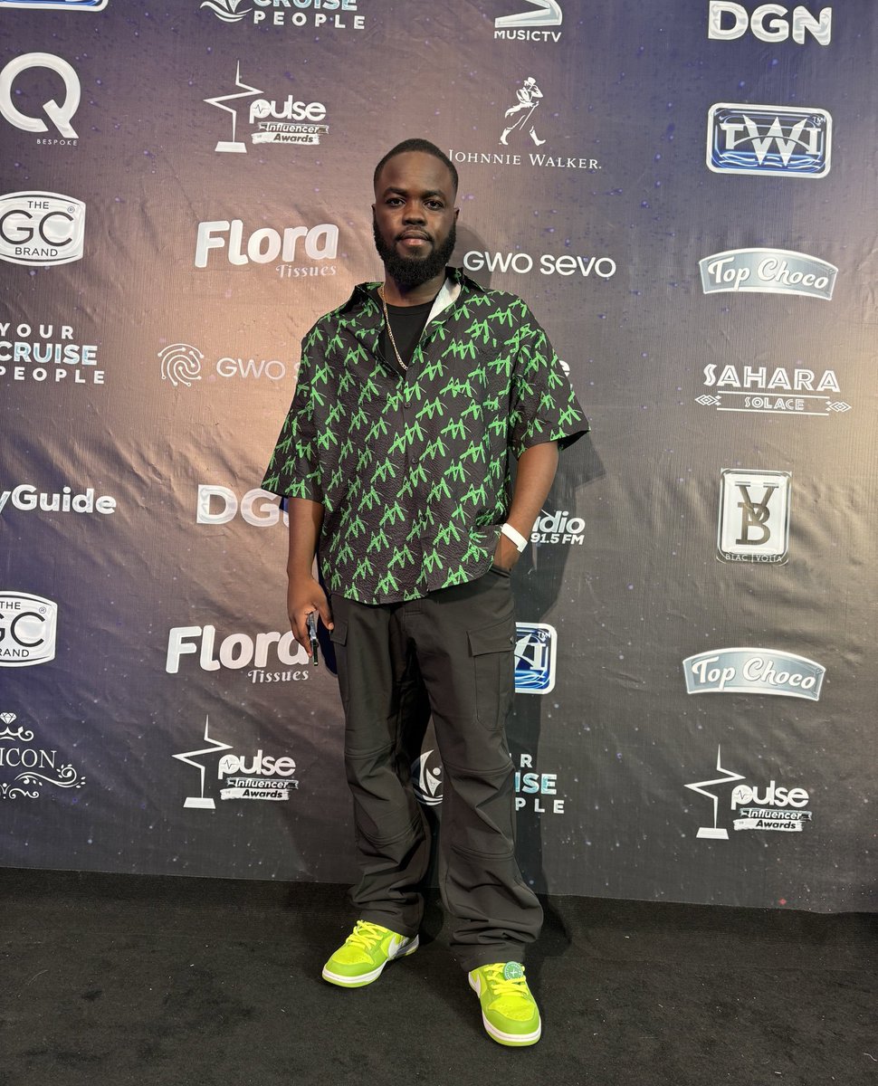 BongoIdeasHQ's tweet photo. A guy who wears yellow sneakers, pants longer than his height and a shirt thrifted at Kanta will surely need Bongo Ideas' follow to feel relevant. If I ever followed you, I followed to see how dumb you are to appear in public looking exactly like your sloppy tweets. Invest your 400K followers in your self confidence, you will need that so you can put your phone away while on stage!