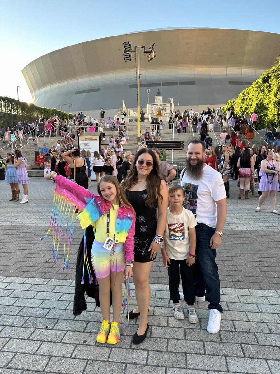 We counted days, we counted miles! Come trade bracelets with us in sec 317 #NOLATSTheErasTour