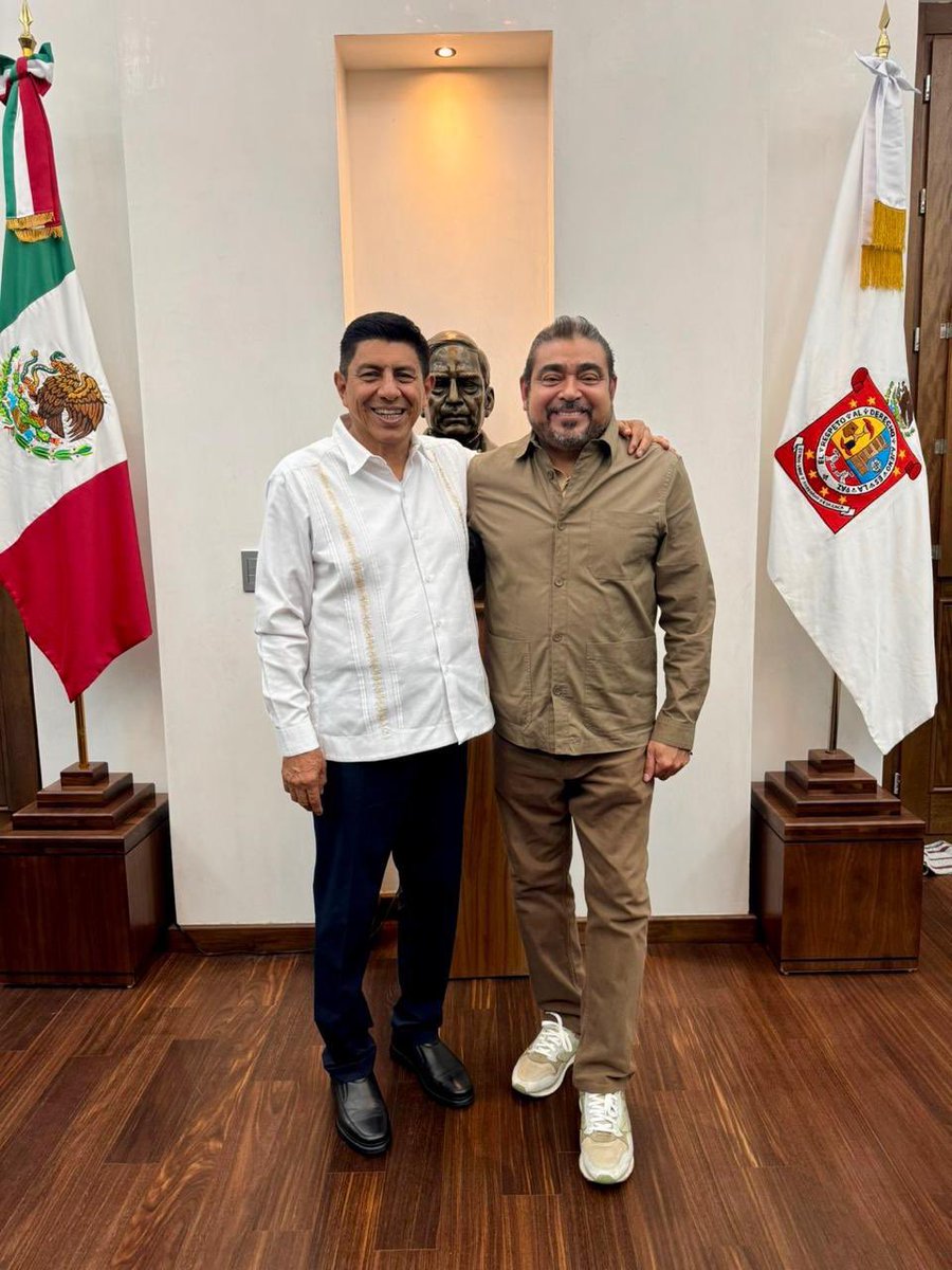El gobernador de Oaxaca <a href="/salomonj/">Salomón Jara Cruz</a> prometió en campaña que metería a la cárcel a los corruptos del pasado, hoy hasta presume selfies con ellos. 
<a href="/_AvilesAlvarez/">Alejandro Avilés Álvarez</a> insignia de la corrupción en tiempos del #PRI 
<a href="/VitoArturo/">Il Padrino</a> <a href="/alex_vaskez/">Alejandro Vasquez</a> <a href="/PedroMatias8/">Pedro Matías Arrazol</a>