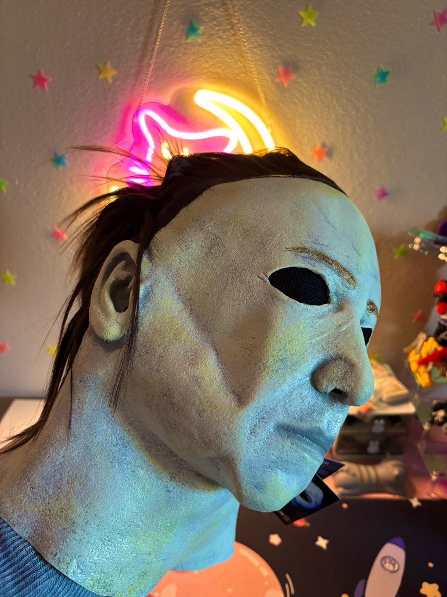 chicorobot_'s tweet photo. Pretty screen accurate Halloween 5 mask! It is a bit of a snug fit. My face reeks of rubber but I feel like if I air it out it should be ok. Just need his overalls! ✨🎃🔪 #Halloween #MichaelMyers #costume https://t.co/c84Uj00Xzt