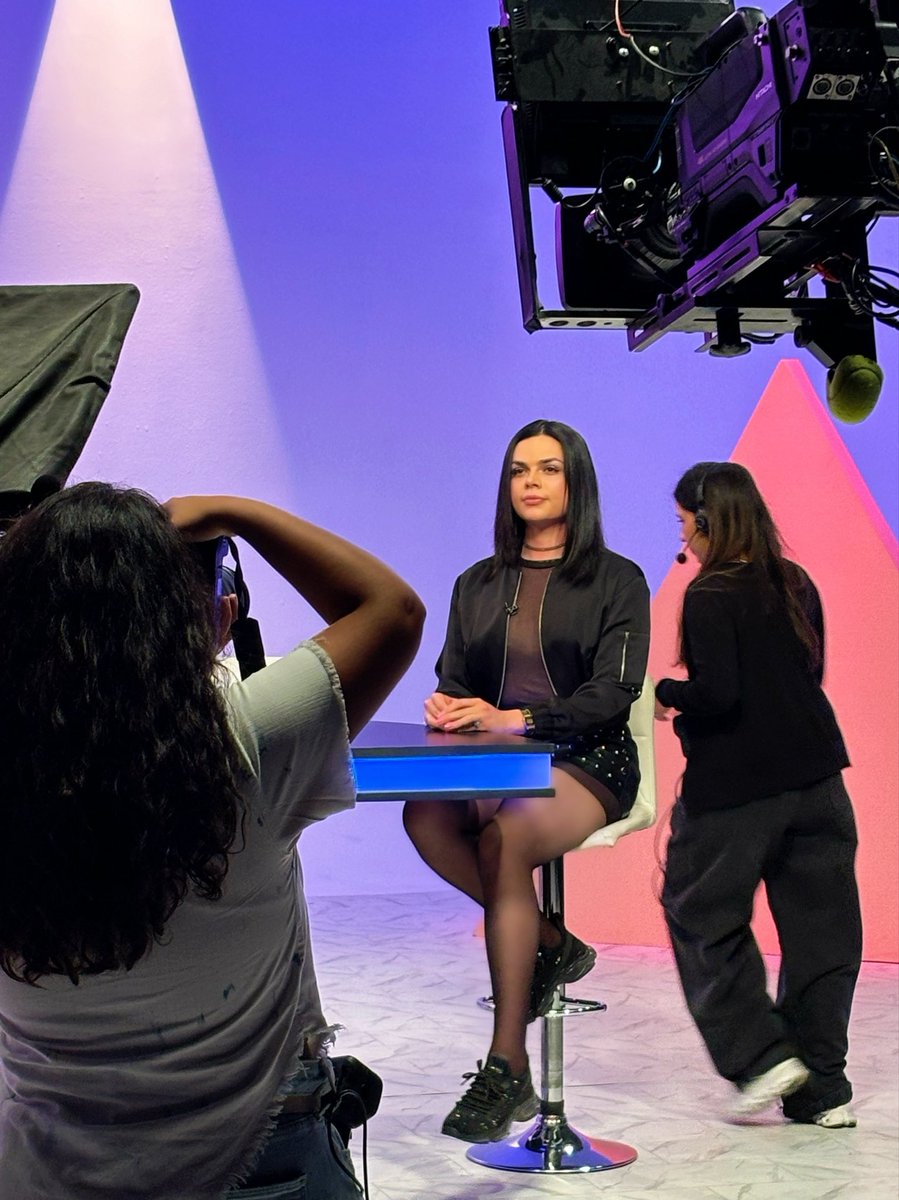vmorettii's tweet photo. I had such a great time 🌈 thank you for the lovely interview 💖 @LATVNetwork @LatiNationTV @q_agenda don’t miss it when it comes out on the next season of #theqagenda #theqagendalatv ❤️ #latination #latv #interview #losangeles #valentinamoretti #singersongwriter #lgbtartist #transartist #transsinger #latinartist #latinaartist #tvshow #lgbt #womeninmusic #mujeresenlamusica #transwomen
