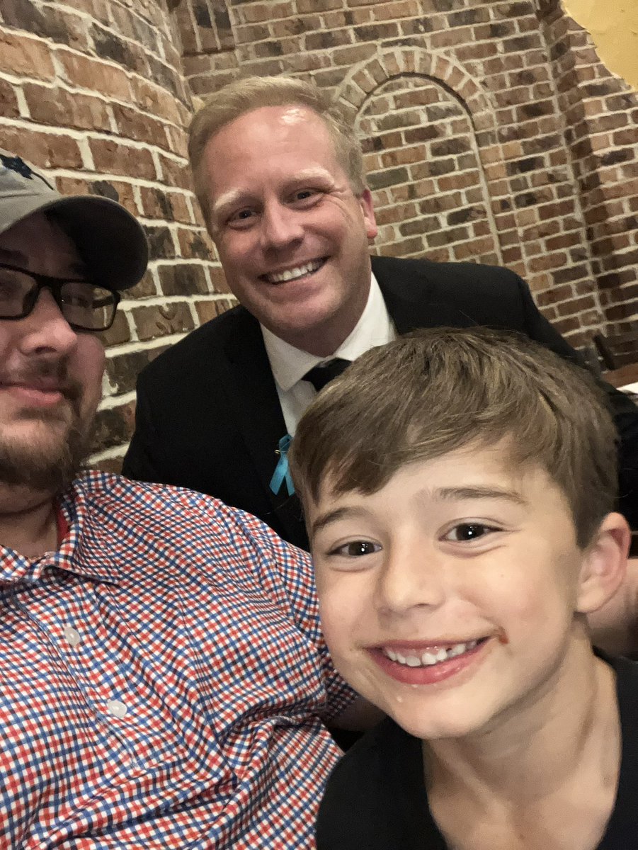 Got to snag a selfie with our locally famous weatherman <a href="/MattRudkinWX/">Matt Rudkin</a> at <a href="/HaciendaIndiana/">Hacienda Mexican Restaurants</a> tonight.