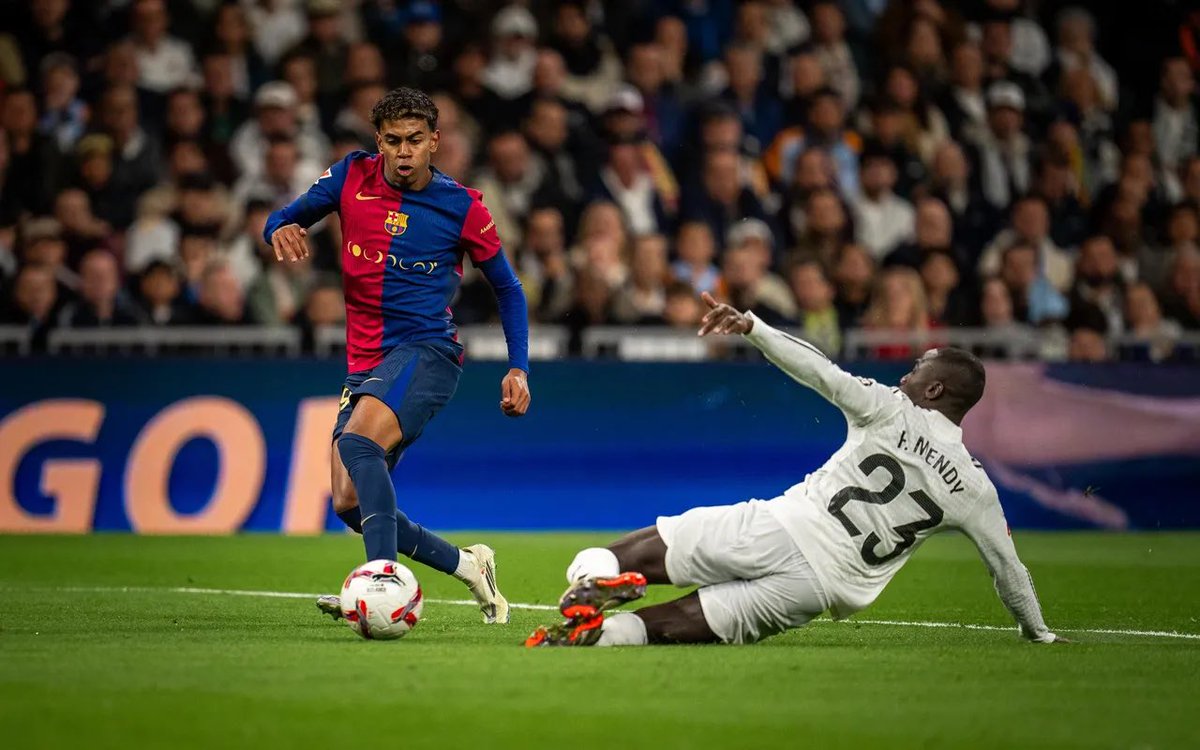 Penampilan Barcelona di kandang Real Madrid kali ini bisa dikatakan hampir sempurna. Lini serang mereka yang diisi trio Raphinha-Lewandowski-Yamal sangat tajam. Begitu pula dengan lini pertahanan mereka dengan offside trap sangat cerdik. 

HANSI FLICK MASTERCLASS👏

Sebuah utas~