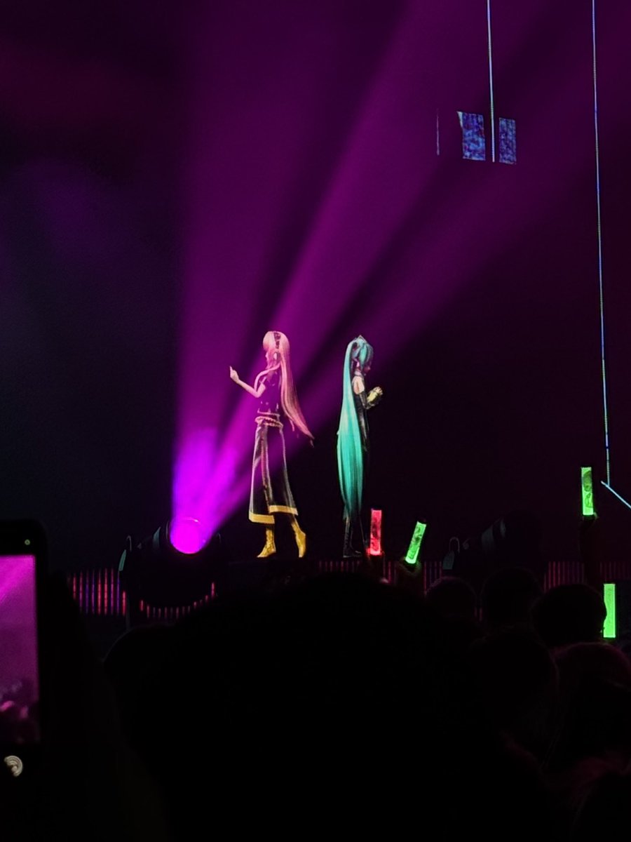 HanjiSensei's tweet photo. Chat i actually saw miku today #MIKUEXPOLONDON https://t.co/Fd5AuOg419