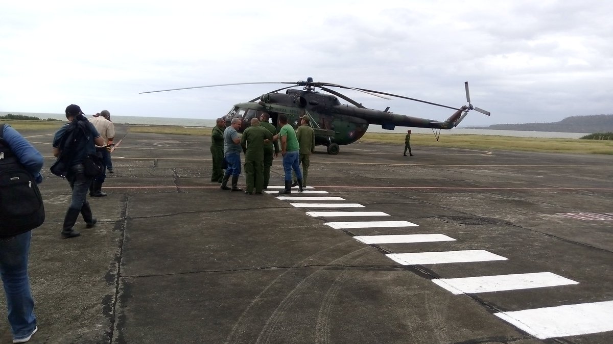 Previo a cada salida aérea, saludamos y agradecemos a la tripulación por su noble gesto solidario. Estos son de los valientes de verdad, héroes anónimos que desafían altura y no miran distancia de sus familias para estar ahí, al lado de su pueblo.
#FuerzaGuantánamo
#UnidosXCuba
