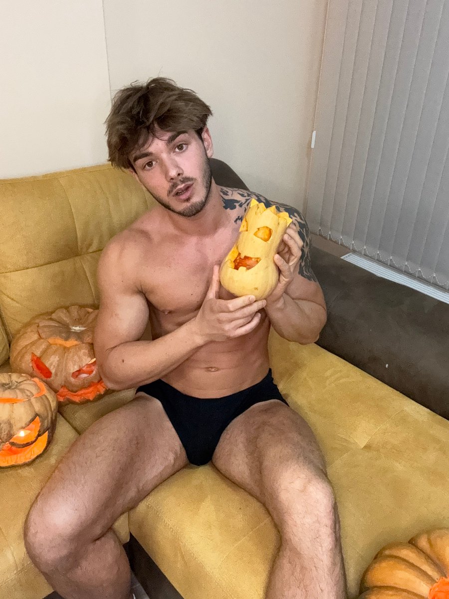 Alexcutcherxx's tweet photo. Ready to see me in costume (and maybe out of it)? Join my Halloween LIVE
stream—drop a 🧡 if you’ll be there! https://t.co/GDYUJwjHXU