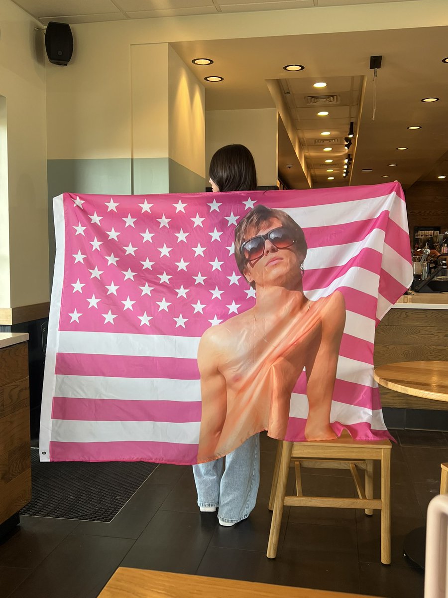 liznroque's tweet photo. An icon walked into Starbucks today https://t.co/IscNAZ3XTL