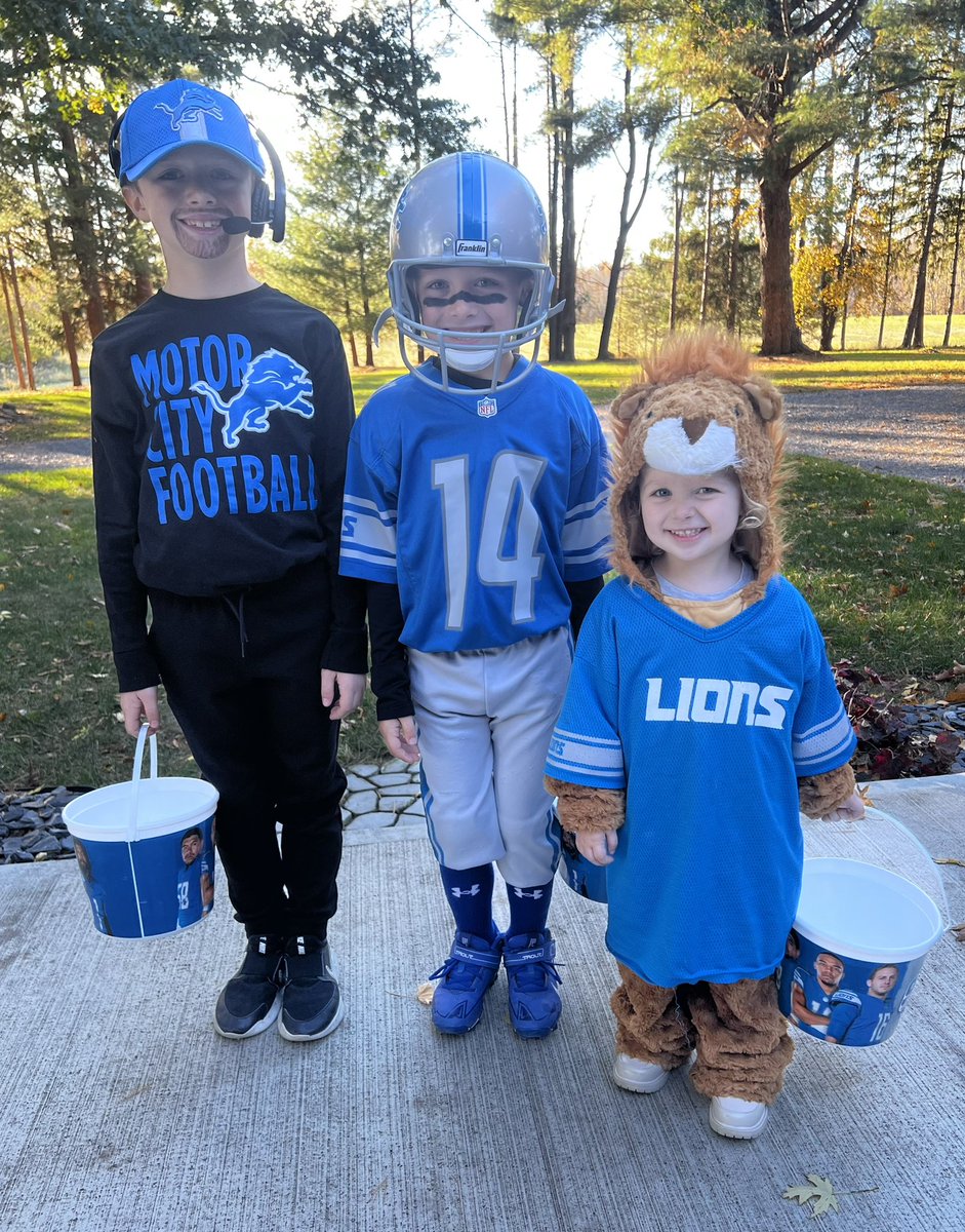 AndiShipman's tweet photo. Dan Campbell, Amon-Ra St. Brown, and Roary! GO LIONS💙🩶 @Lions https://t.co/SOPrR8LUwP