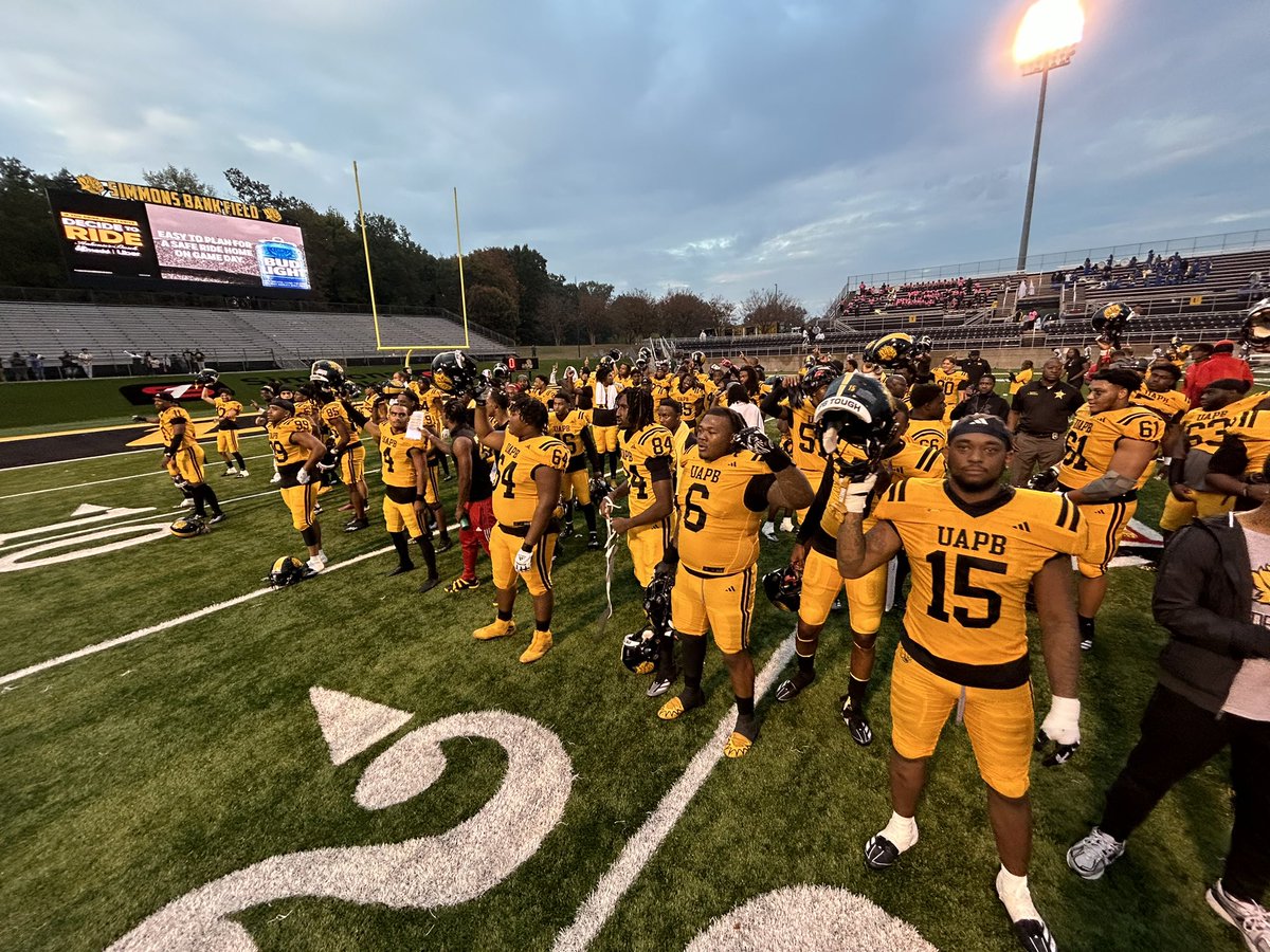 JackAllenTV's tweet photo. It’s a homecoming win for @UAPBLionsFB, who beat MVSU 35-21 and eclipsed their win total from 2023.
Mekhi Hagens finished with 4 TDs (2 rushing, 2 passing).
#SWAC #OneTeamOneRoar https://t.co/4WG4xYRmqo