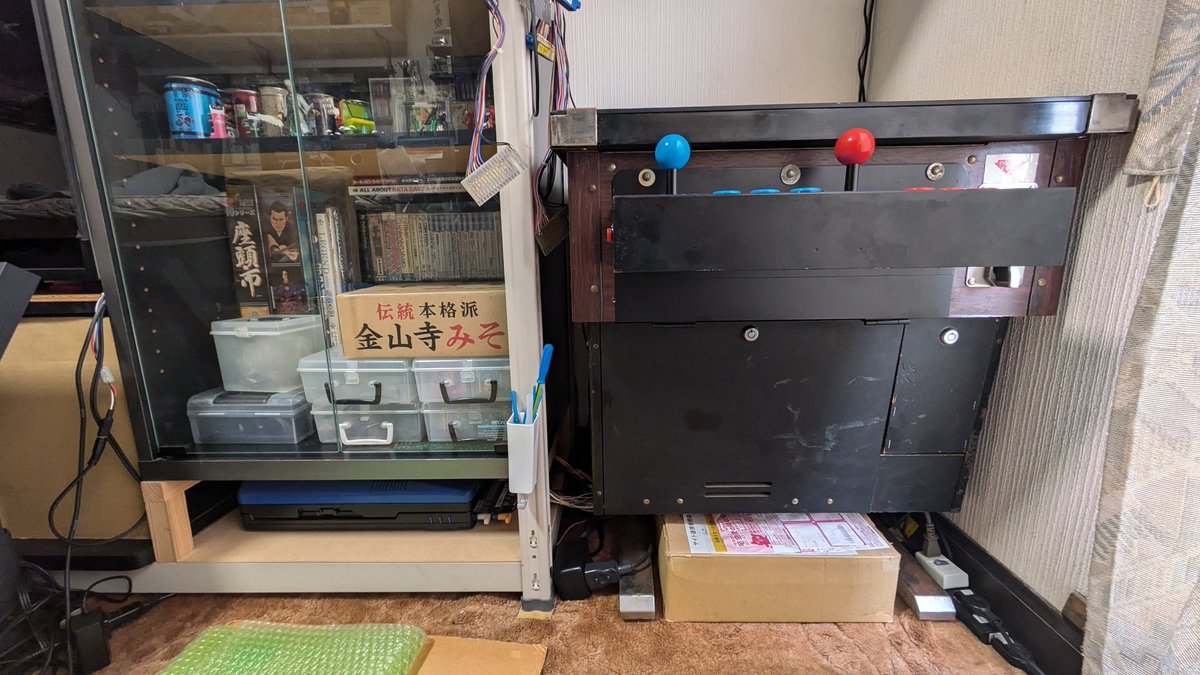 9jX4yk9cyGXIYyB's tweet image. 昨日の嵩上げ作業が終わり下に開いた部分に基板を収納する出来る様にしました。
そのおかげでハーフテーブル筐体内に収まらない大きな基板が外部に出したままでも目ただず接続して筐体でプレイ出来る様になりました！😊👍
#収納 #アーケード基板 #テーブル筐体 #アーケード筐体