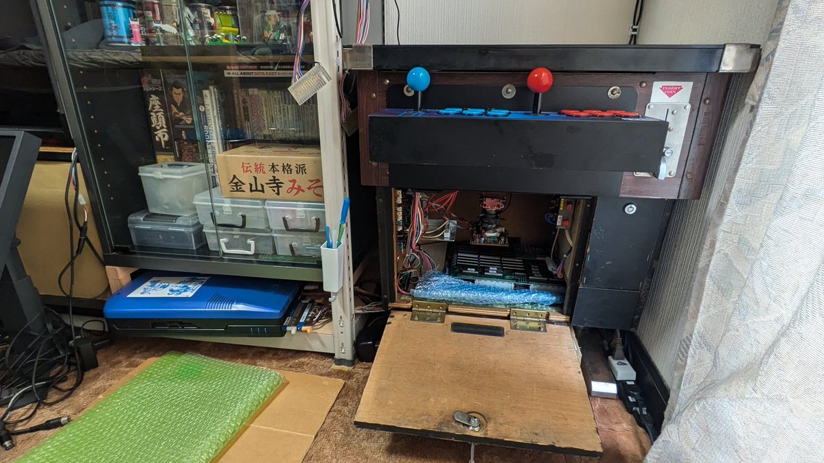 9jX4yk9cyGXIYyB's tweet image. 昨日の嵩上げ作業が終わり下に開いた部分に基板を収納する出来る様にしました。
そのおかげでハーフテーブル筐体内に収まらない大きな基板が外部に出したままでも目ただず接続して筐体でプレイ出来る様になりました！😊👍
#収納 #アーケード基板 #テーブル筐体 #アーケード筐体
