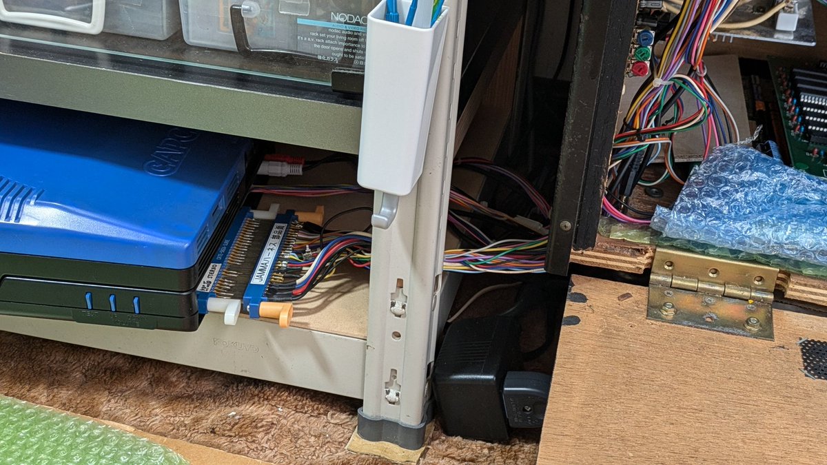 9jX4yk9cyGXIYyB's tweet image. 昨日の嵩上げ作業が終わり下に開いた部分に基板を収納する出来る様にしました。
そのおかげでハーフテーブル筐体内に収まらない大きな基板が外部に出したままでも目ただず接続して筐体でプレイ出来る様になりました！😊👍
#収納 #アーケード基板 #テーブル筐体 #アーケード筐体