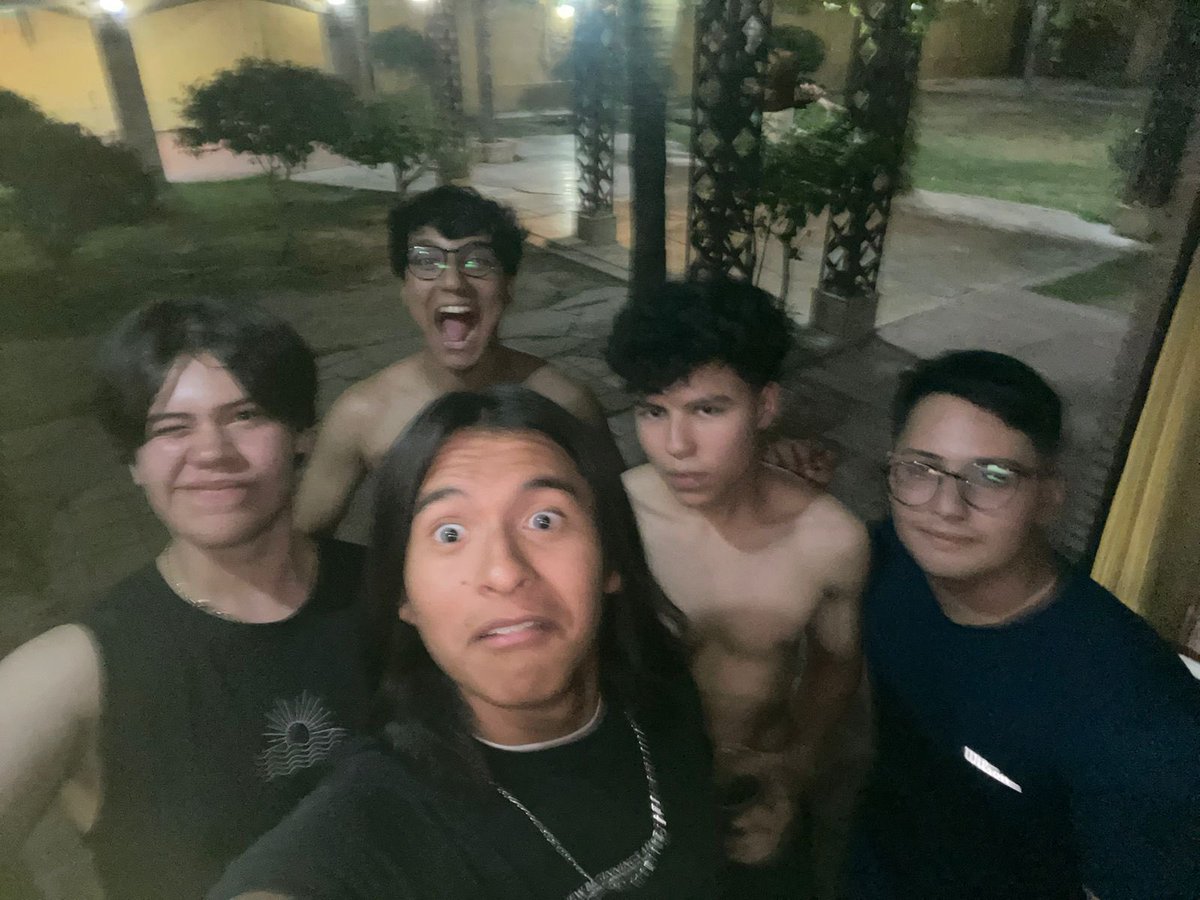 RivkaRitz's tweet photo. ojalá salir todos otra vez 😭 https://t.co/D91xAzrK9b