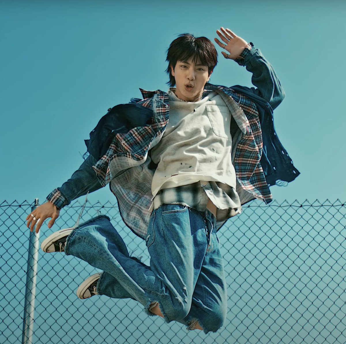 charts_k's tweet photo. Jin's "I'll Be There" debuts with 6,482,897 streams on the Spotify counter! https://t.co/CjeZ68zP5k