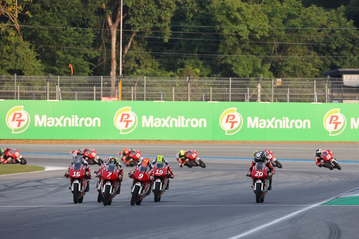 ScherazadeMS's tweet photo. Momen kemenangan Kiandra Ramadhipa pada Race 1 Asia Talent Cup Thailand dengan keunggulan hanya 0,009 detik.

[📸: ATC] https://t.co/2bzGXWX9KV