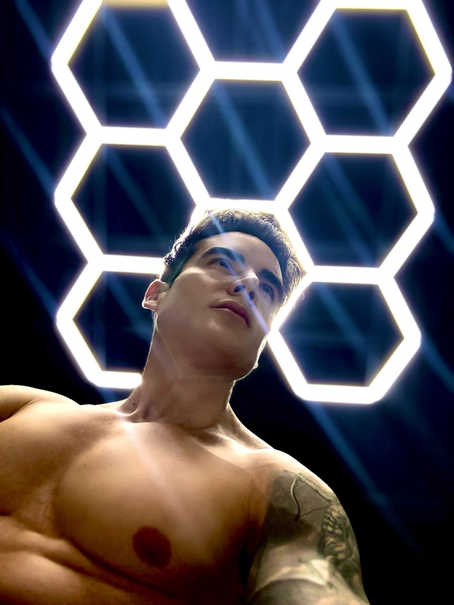 AlexanderTorr3s's tweet photo. Luces, Cámara , Acción 💥
#AlexanderTorres #Actor #Realities #Series #Novelas #Fitnessmotivation #Workout #Selfie #Lightcameraaction #kylieminogue https://t.co/88mO8p7j4S