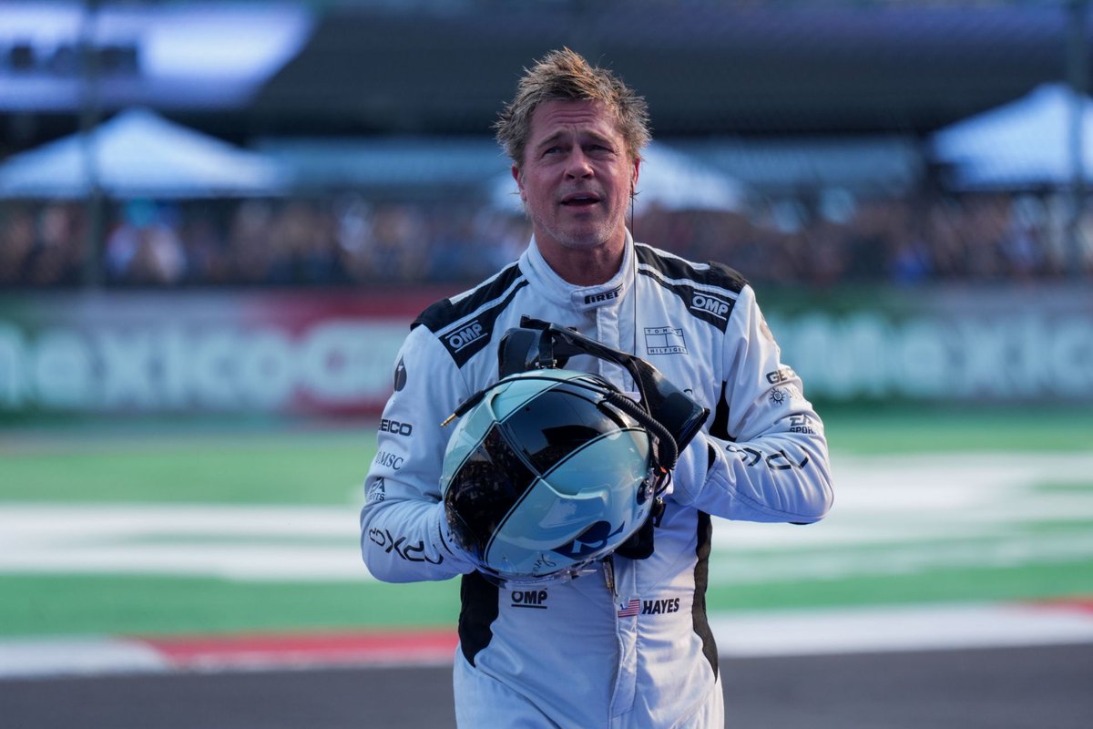 Brad Pitt sorprendió esta tarde en el #MexicoGP, en el Autódromo Hermanos Rodríguez, con una aparición fugaz que hizo para grabar algunas escenas de la película F1 en la que es el protagonista
📸: Galo Cañas Rodríguez / Cuartoscuro
