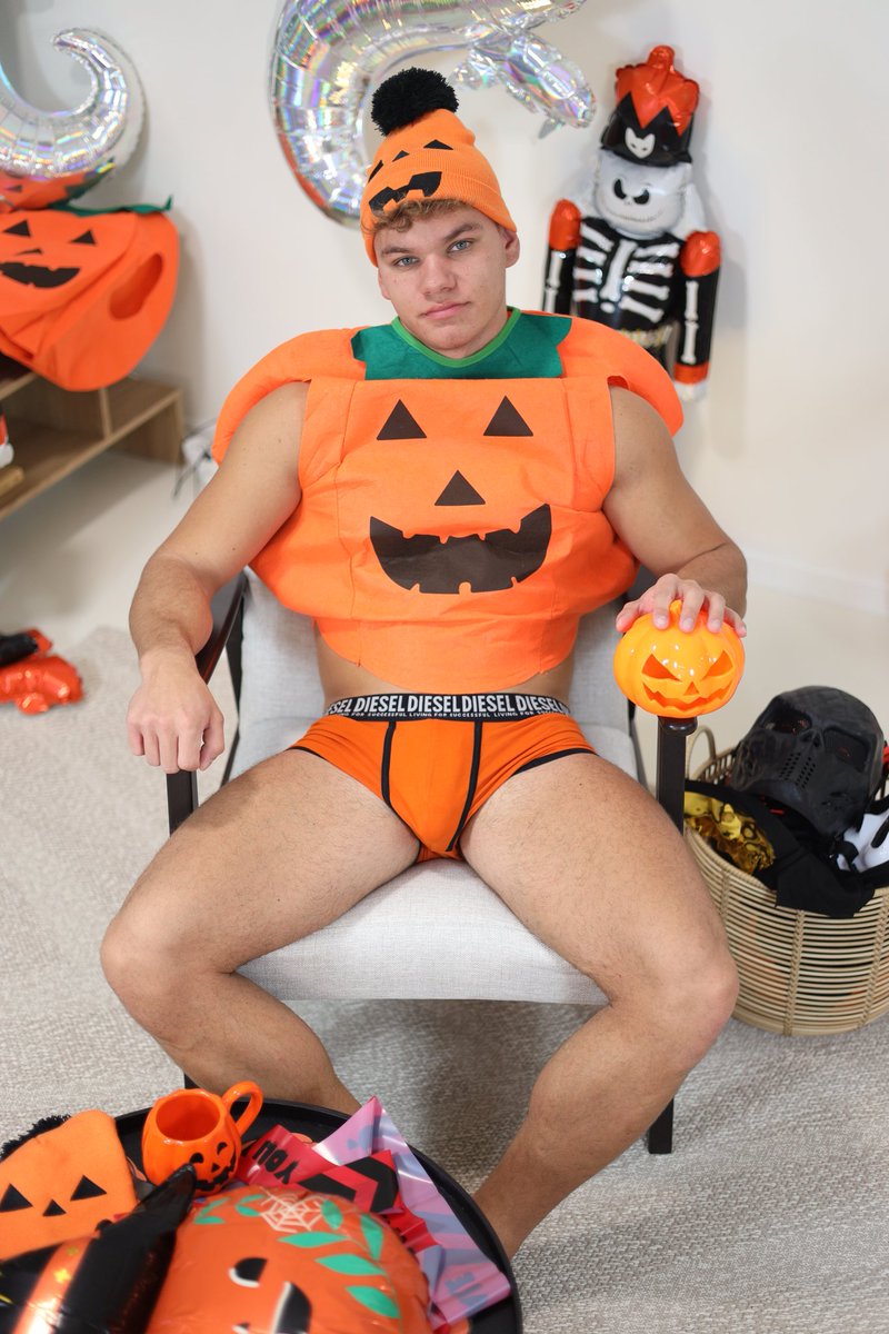 davidcassidyof's tweet photo. Wanna see what I’m hiding under my Halloween costume? Catch my LIVE stream
and find out! Comment ‘I’m in! https://t.co/xkZ49ExaIB