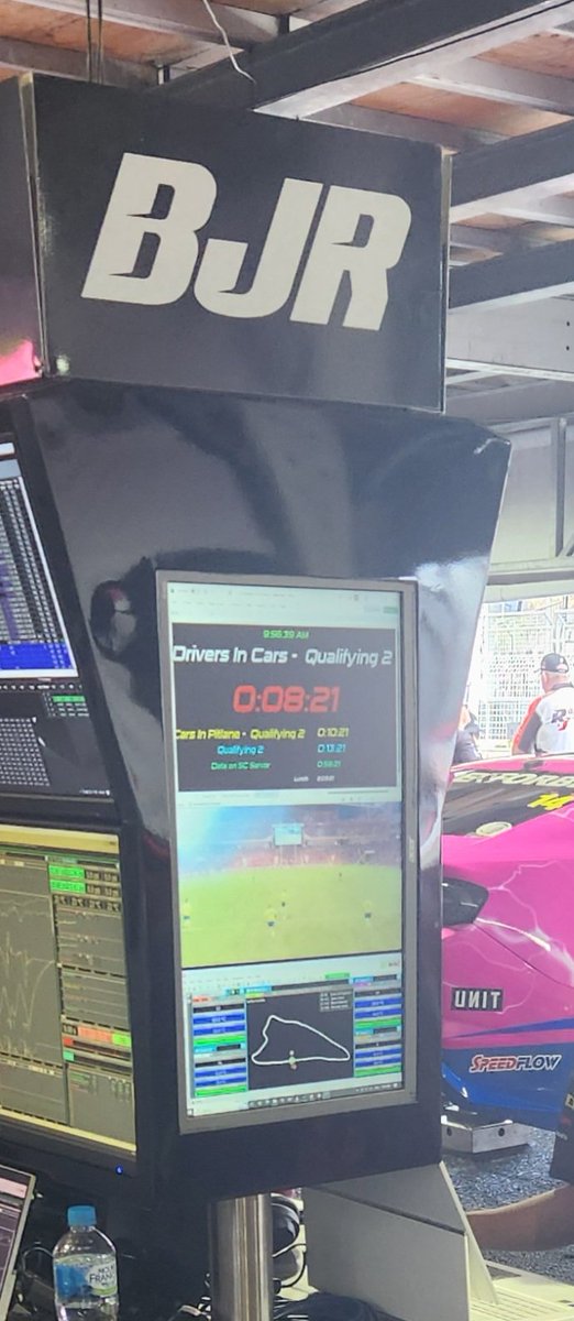 Getting ready <a href="/BJRsupercars/">Brad Jones Racing</a>