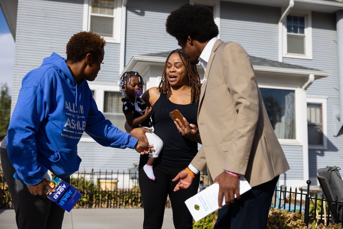 Thank you to <a href="/Justinjpearson/">Justin J. Pearson</a> <a href="/SenMcKinneyLD11/">Senator Terrell McKinney</a> and all the volunteers that came out today to help knock doors in District 13! 9 days left - let’s do this!