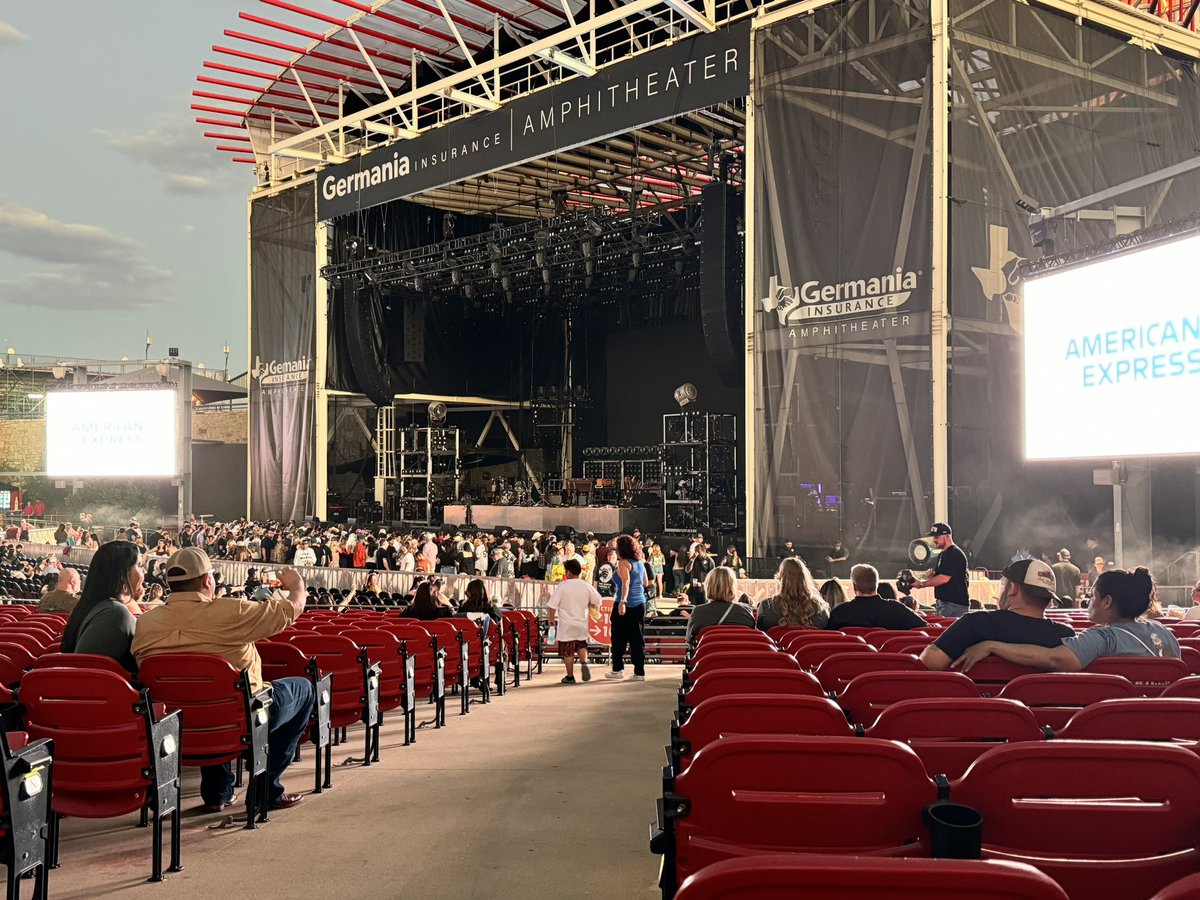 i_labrador's tweet photo. Yo @timthetatman can you vouch for me to get me backstage to @PostMalone https://t.co/2NrGjPGk1n