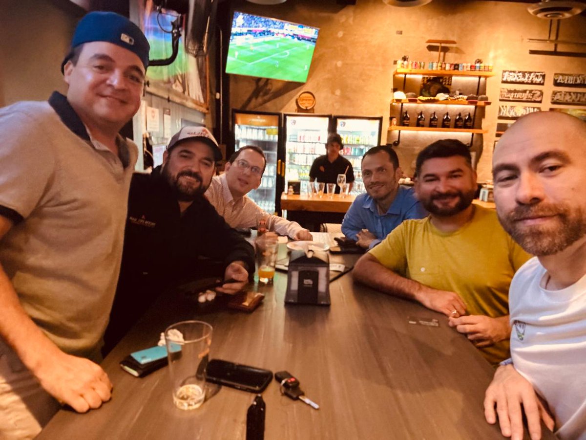 preciado27's tweet photo. De seguro se filtró y sumó puntos esta foto de @jackitsmyname @TacosDelSam @AlfonsoRamos @silvestremd @melicoff  en días pasados!

Felicidades! 🎉👊🏼🍻 https://t.co/OFqmvUEjHy