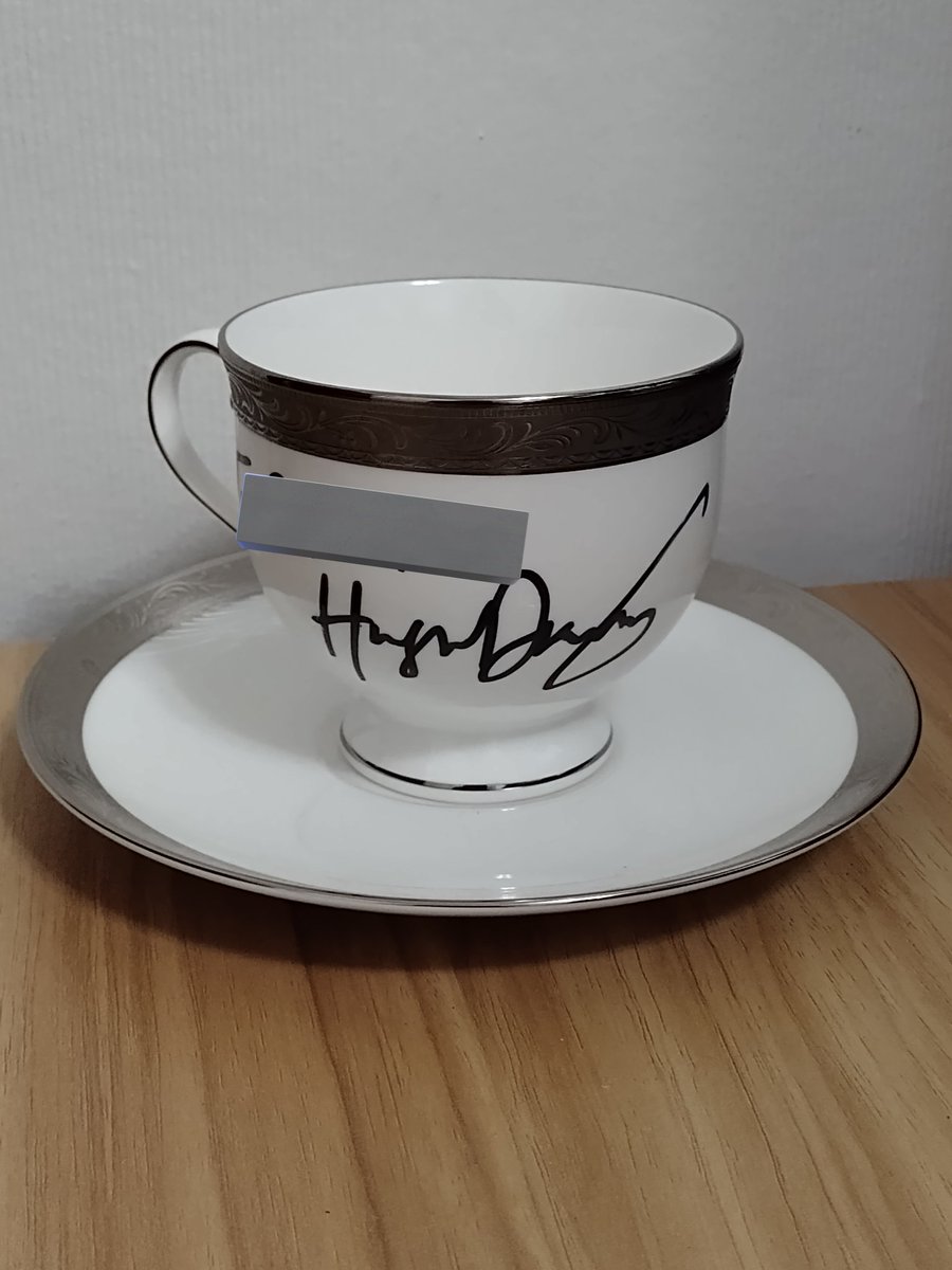Sunnylit's tweet photo. Work place drama week aside, I totally forgot to post my treasures from NYCC.

The tea cup was a last minute idea. When Hugh saw it taken out from the random wifi box he said, "well that make sense" lol I'm sure he's very used to autograph on a cup like it's so BEAUTIFUL 😭 https://t.co/gEQsNCEGS5