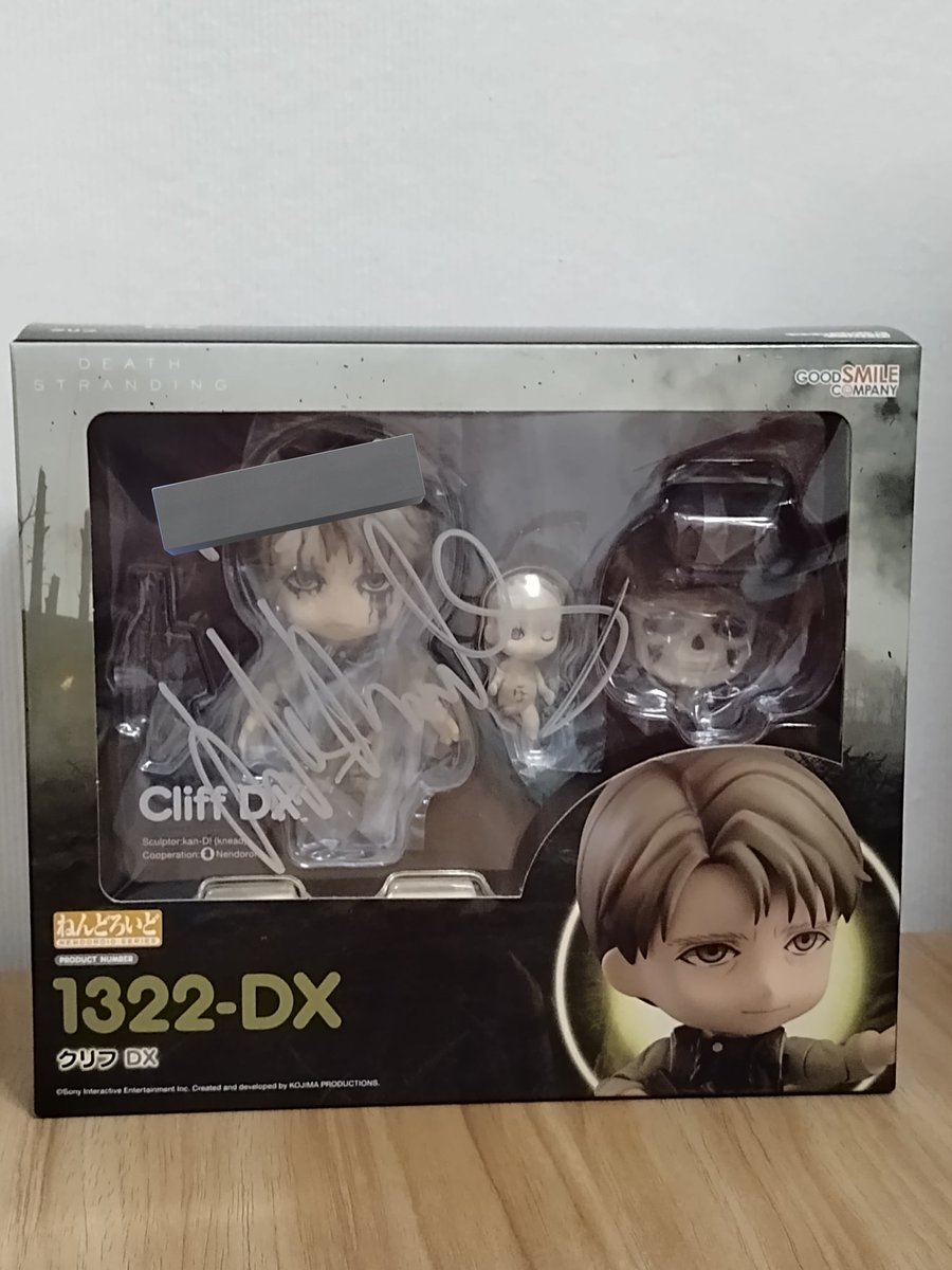 Sunnylit's tweet photo. For Mads' I brought this Nendoroid Cliff. Matching with it I wore @WisesnailArt's Cliff sweatshirt. Thought to do the slient pose at photo op but ofc my brain went blank like normal. So really appreciate we can get selfies at the table. They looks really great (with bonus too ❤️ https://t.co/na39RKd2KD