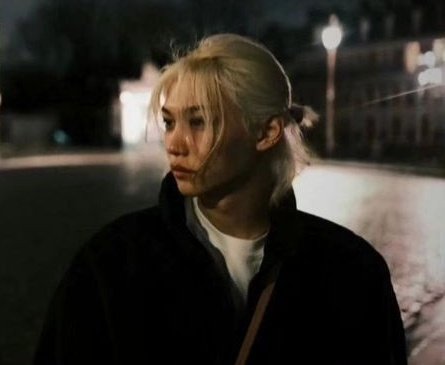 xHasashi's tweet image. Hyunlix! AU. • Me pede pra ficar? 

"Quero saber se você vai correr atrás de mim,
num aeroporto, pedindo pra eu ficar, pra eu não voar. Pra eu maneirar um pouco, que vai pintar uma tela do meu corpo nu."