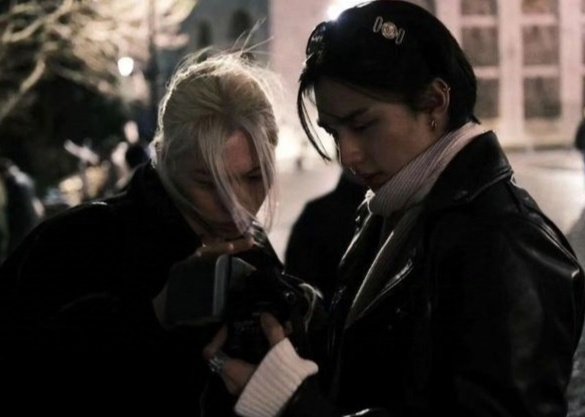 xHasashi's tweet image. Hyunlix! AU. • Me pede pra ficar? 

"Quero saber se você vai correr atrás de mim,
num aeroporto, pedindo pra eu ficar, pra eu não voar. Pra eu maneirar um pouco, que vai pintar uma tela do meu corpo nu."