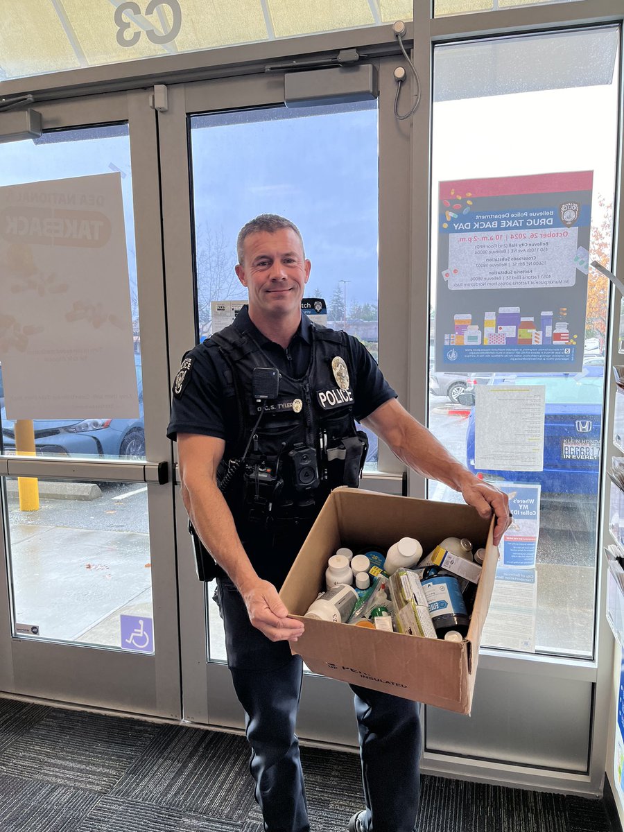DEASEATTLEDiv's tweet photo. Thank you to all who participated in National Prescription Drug Take Back Day. We appreciate all of our partners! >https://t.co/zmag05weCX @DEAHQ @BvuePD @JBLM_PAO @MercerIslandPD https://t.co/eUY7SmbLZP