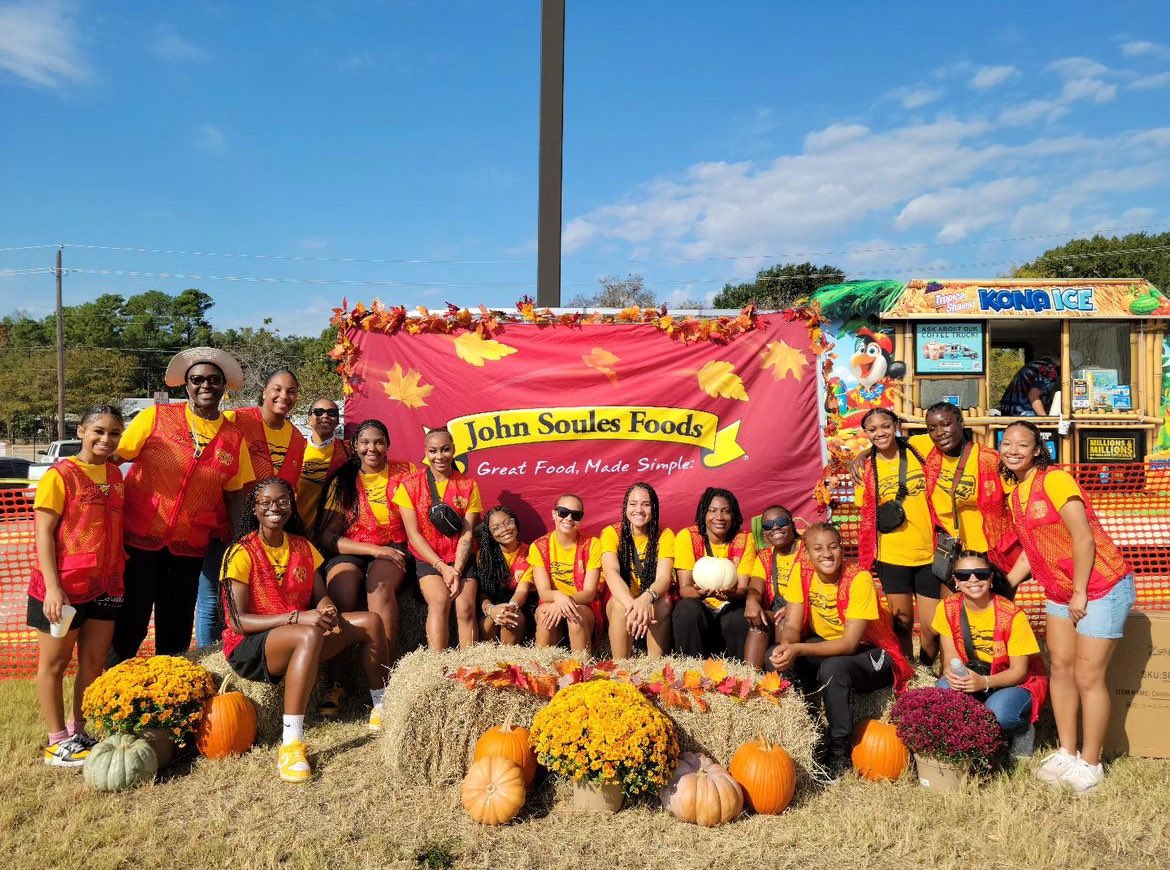 TheTJCWBB's tweet photo. The Apache Ladies out serving in the community of Tyler today at the John Soules Food employees, families and friends fun day! ๐๐ชถ#TJCWBB #ApacheLadies #Together https://t.co/oTPUvlBPik