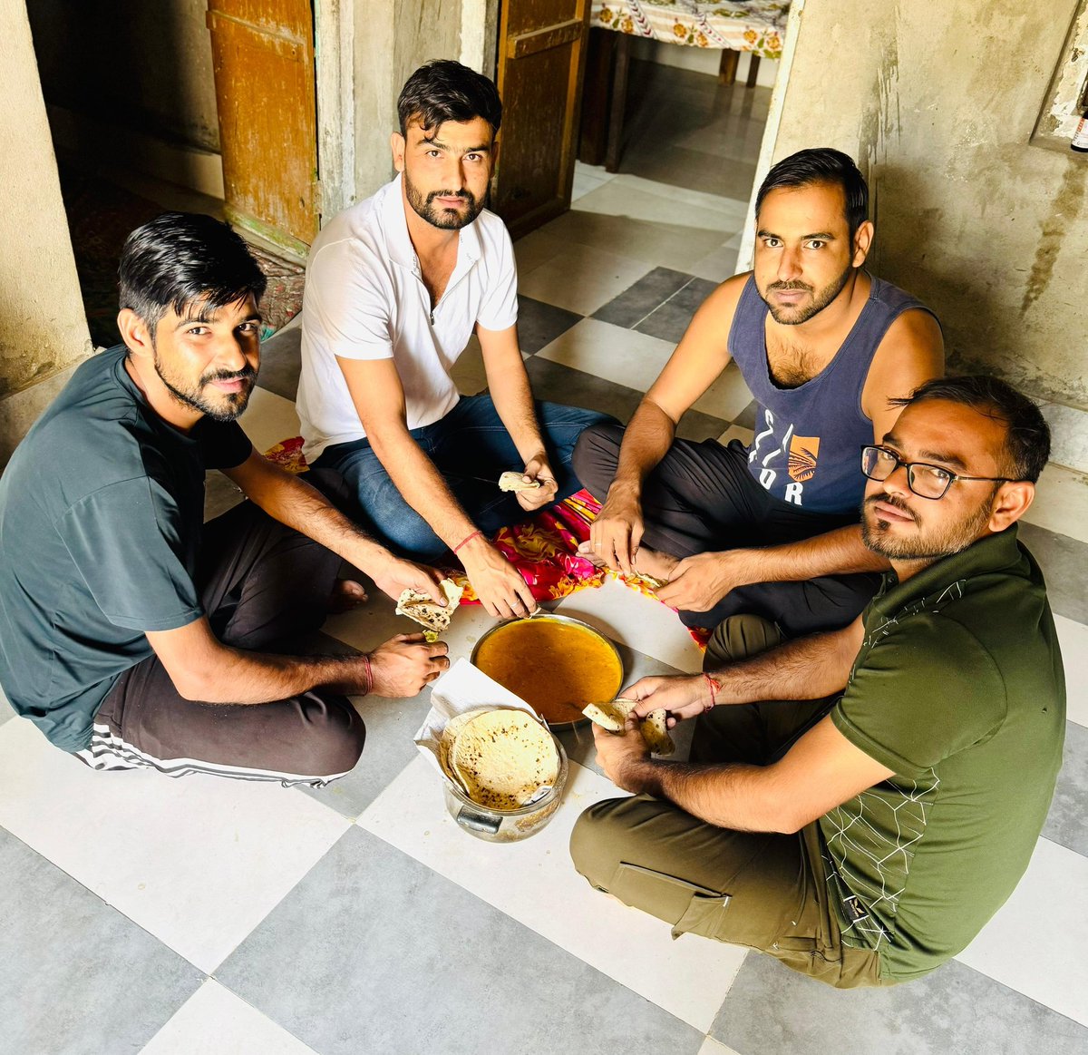 Bhera ram (@jatbera1) on Twitter photo आज की रसोई बेरोजगार भाईयों के यहां 😍
इस संघर्षपूर्ण जीवन का एक अलग ही मजा है,,, नौकरी से सिर्फ दो पैसे मिल सकते हैं बाकी संघर्ष, अनुभव, धीरज, सहनशीलता आदि इसी बेरोजगारी जीवन से संभव है 💞 इस जीवन का लम्बा अनुभव अपना भी है...!
<a href="/rb_jaat/">Rajendra Bidiyasar【 राहगीर 】डीडवाना</a> <a href="/Kushalburdak/">Kushal choudhary डीडवाना</a> @LaxmanR82061470 आज की रसोई बेरोजगार भाईयों के यहां 😍
इस संघर्षपूर्ण जीवन का एक अलग ही मजा है,,, नौकरी से सिर्फ दो पैसे मिल सकते हैं बाकी संघर्ष, अनुभव, धीरज, सहनशीलता आदि इसी बेरोजगारी जीवन से संभव है 💞 इस जीवन का लम्बा अनुभव अपना भी है...!
<a href="/rb_jaat/">Rajendra Bidiyasar【 राहगीर 】डीडवाना</a> <a href="/Kushalburdak/">Kushal choudhary डीडवाना</a> @LaxmanR82061470