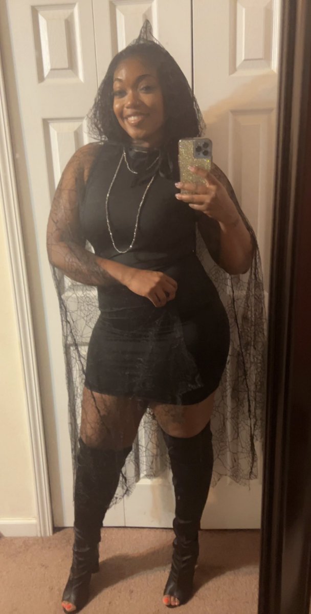 MochaDreamzz's tweet photo. Put that costume on and go!! #regularish #pregamed #tipsy #halloween 24! https://t.co/bNsQo87Xau