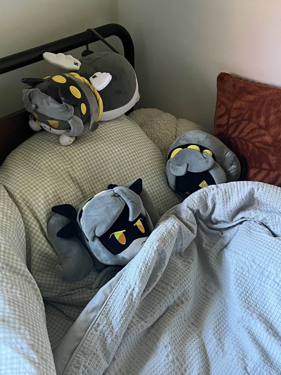 Murder_Drones's tweet image. Oilrose anyone? They just woke up from their lil&apos; nap :&amp;gt;  #murderdrones #murderdronesplush