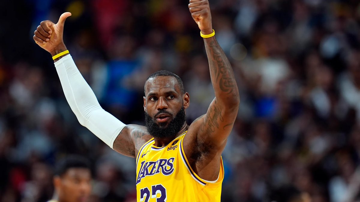 LakersEmpire's tweet photo. LeBron James tonight

32 Points
14 Rebounds
10 Assists
54.5% FG
TRIPLE DOUBLE 

#LakeShow https://t.co/ChTyI2t6ZU