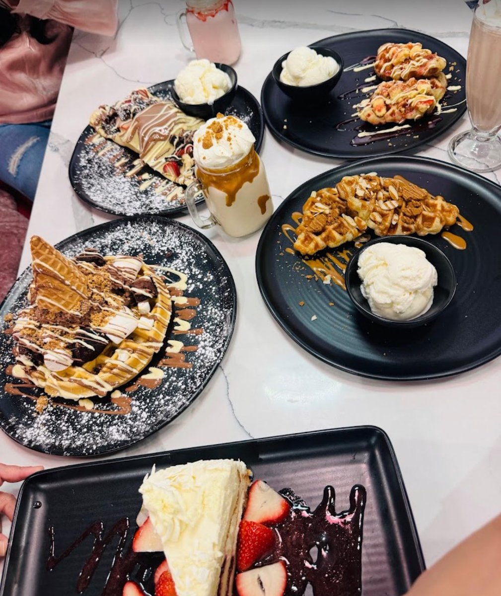 KeepitHalalKWC's tweet photo. Satisfy your sweet tooth at D Spot! From indulgent waffles to dreamy milkshakes, we’ve got every dessert craving covered. offering food options. Who’s ready for a treat?  #DSweetSpot #DessertLovers #HalalDesserts

 Halal location
📍 5955 Latimer Dr #4,
Mississauga, ON L5V 0B7 https://t.co/ed8t2hi59I