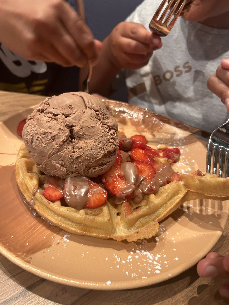 KeepitHalalKWC's tweet photo. Satisfy your sweet tooth at D Spot! From indulgent waffles to dreamy milkshakes, we’ve got every dessert craving covered. offering food options. Who’s ready for a treat?  #DSweetSpot #DessertLovers #HalalDesserts

 Halal location
📍 5955 Latimer Dr #4,
Mississauga, ON L5V 0B7 https://t.co/ed8t2hi59I