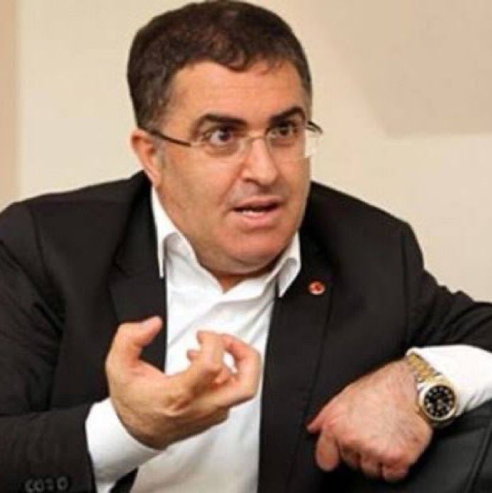Murat Ağırel: “Bakın yıl 2024, kitabım toplatılmak isteniyor.

Kitabımı ve beni şikayet eden kişi Ersan Şen ile birlikte çalışan Mersin’deki avukat.

Kitabımda anlattığım uyuşturucu kaçakçılığı ile ilgili ismi geçen bazı kişilerinde avukatı da Ersan Şen.”