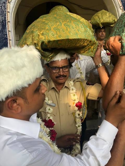 MAhmedfarooqi's tweet photo. दोस्तों यह दरगाह मुंबई के महिम के इलाके की है और यहां सबसे पहले चादर महिम पुलिस चढ़ाती है क्या आपको पता है यहां पहले महिम पुलिस चादर क्यों चढ़ाती है?
#mahimpolice https://t.co/gMibILDucp