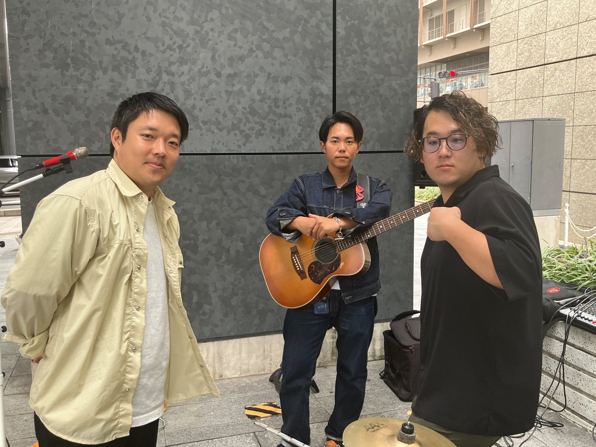 GFOsaka's tweet photo. 【🎤本日のバスカー🎸】
🕓16時まで
🪧ヨドバシ側入口(D)
#Amusing4 さん🌈
元気にバスカー始めます!!
ライブ情報はAmusing4のSNSをチェック☑️
#MUSICBUSKER https://t.co/i2hHvI72cU