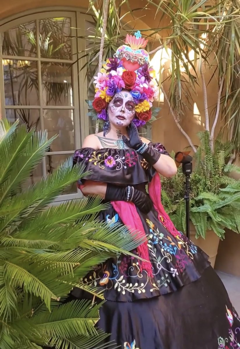Crazypaws's tweet photo. Life, death, and the beauty in between. Colors of the afterlife.
#DayOfTheDead #DiaDeLosMuertos https://t.co/p8YSR3Mcwc