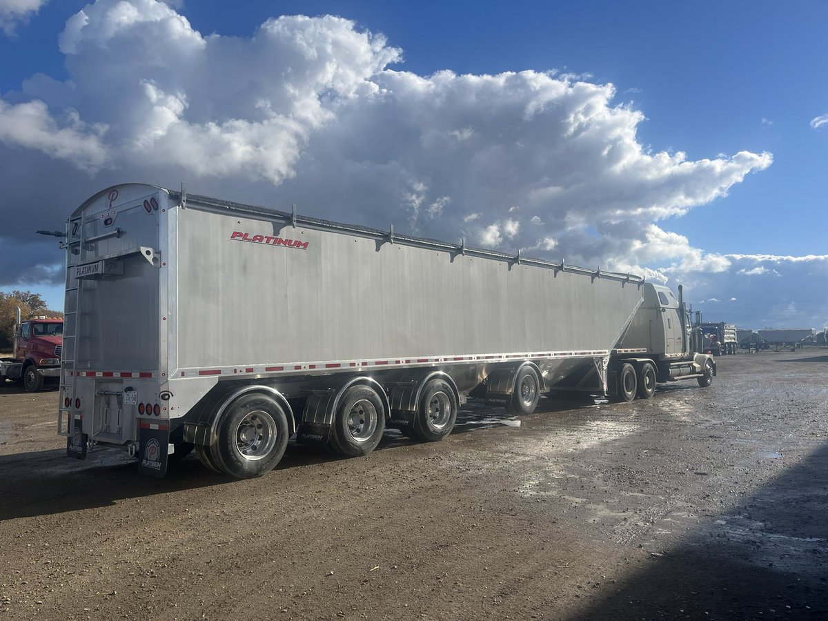 MfgTrailer's tweet photo. Our team completed another beautiful unit. #QuadAxleMafia #HaulMore #BuiltBetter #OneToughTrailer #GrainTrailer #HopperBottom https://t.co/nivNzQqUTO