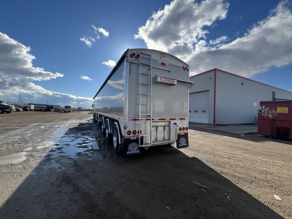 MfgTrailer's tweet photo. Our team completed another beautiful unit. #QuadAxleMafia #HaulMore #BuiltBetter #OneToughTrailer #GrainTrailer #HopperBottom https://t.co/nivNzQqUTO