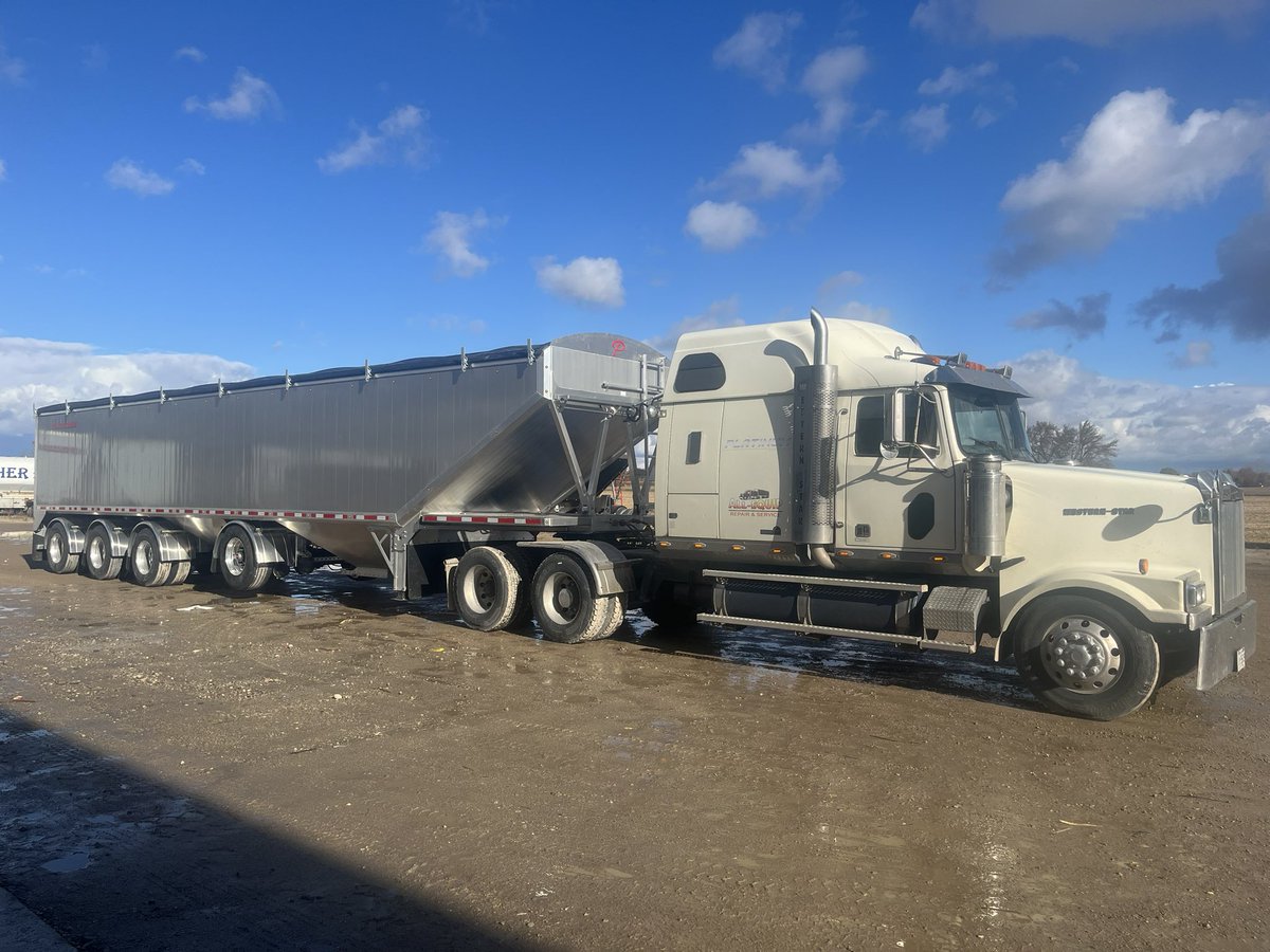 MfgTrailer's tweet photo. Our team completed another beautiful unit. #QuadAxleMafia #HaulMore #BuiltBetter #OneToughTrailer #GrainTrailer #HopperBottom https://t.co/nivNzQqUTO