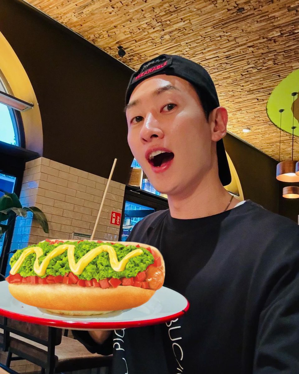 Hyukjae sosteniendo el completo de Donghae porque el se pidió un tomate mayo😂
FAKE HOY, PERO SE PUEDE HACER REALIDAD, VAMOH CHILE🇨🇱

#EclipseTourinChile 
#ChileWantsEclipseTour
#SuperJuniorDne_inChile
<a href="/SJ_DnE_official/">SUPER JUNIOR-D&E official</a> <a href="/donghae86105/">Donghae Super Junior</a> <a href="/AllRiseSilver/">Dalnim</a> @HFT_official_