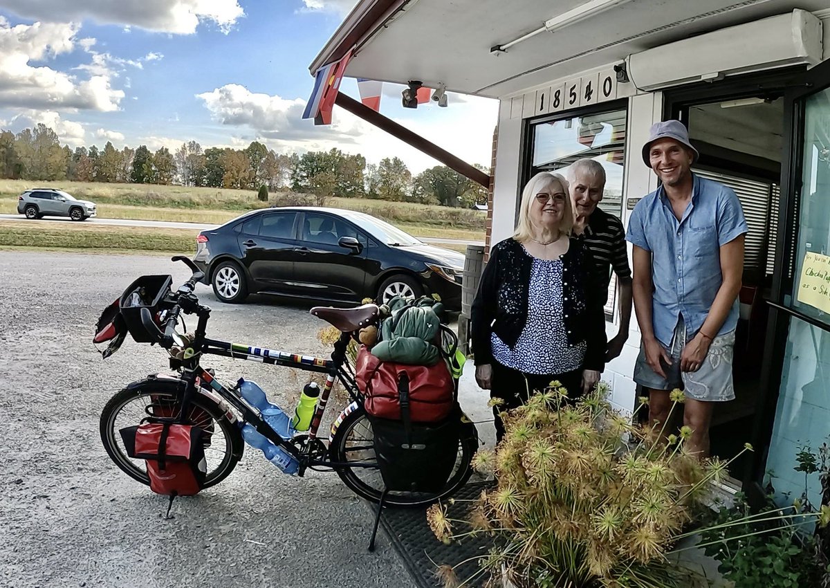 thomas2508's tweet photo. „Two Hot Dogs mit Pommes please“ am Highway 360 in Virginia. Die Inhaber sind aus 🇩🇪+🇦🇹🥰
#G9toLastRide #Tag14 #74km https://t.co/ViCy741U2s