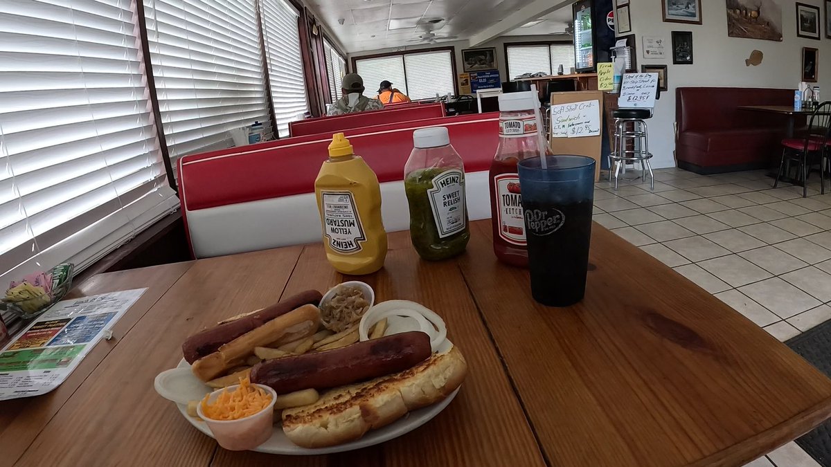 thomas2508's tweet photo. „Two Hot Dogs mit Pommes please“ am Highway 360 in Virginia. Die Inhaber sind aus 🇩🇪+🇦🇹🥰
#G9toLastRide #Tag14 #74km https://t.co/ViCy741U2s