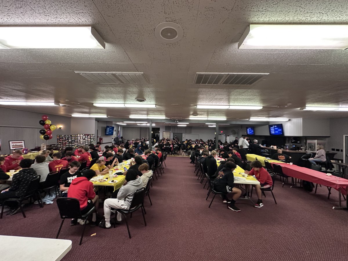 BataviaFootball's tweet photo. Thank you Batavia VFW for hosting the Bulldogs players and parents! https://t.co/rWwbG0U0Y7
