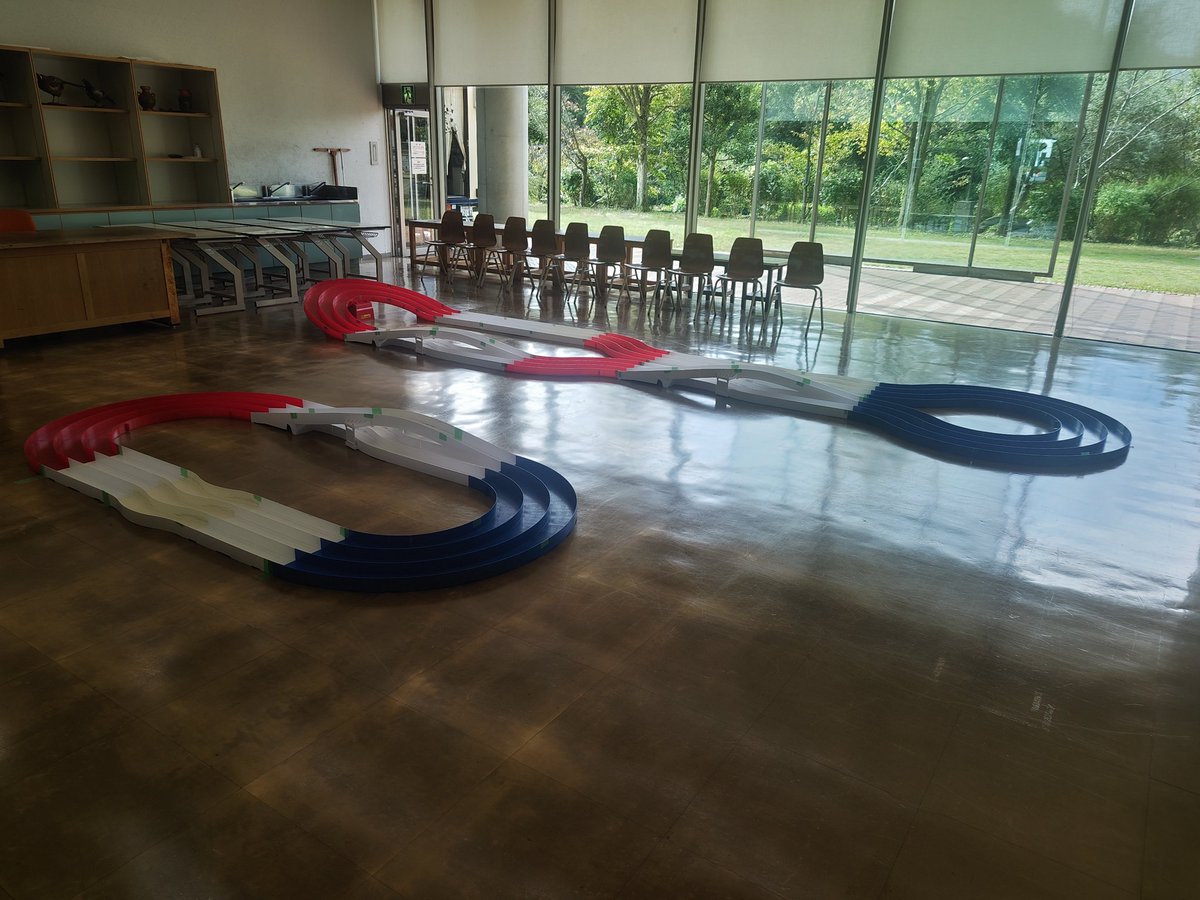 道の駅ガレリアかめおかにてハロウィンイベント１１時からの開催がいよいよ始まります。コスプレで散歩ではコスプレイヤーさんやワンコス以上のお子様をお待ちしてます。ワンコスのお子様にお菓子のプレゼント❕ミニ四駆のコースも設置が終わりましたので会場にてお待ちしてます。